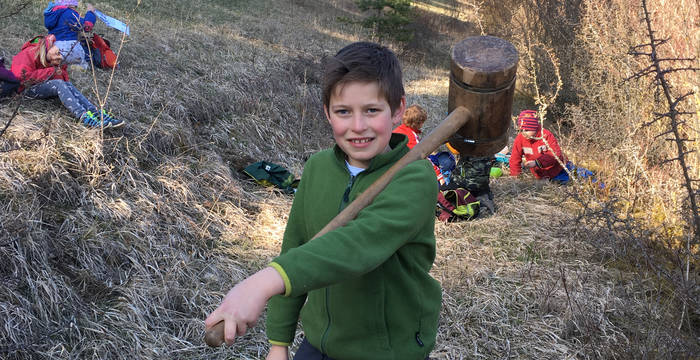 Naturschützer ausgerüstet mit Holzhammer