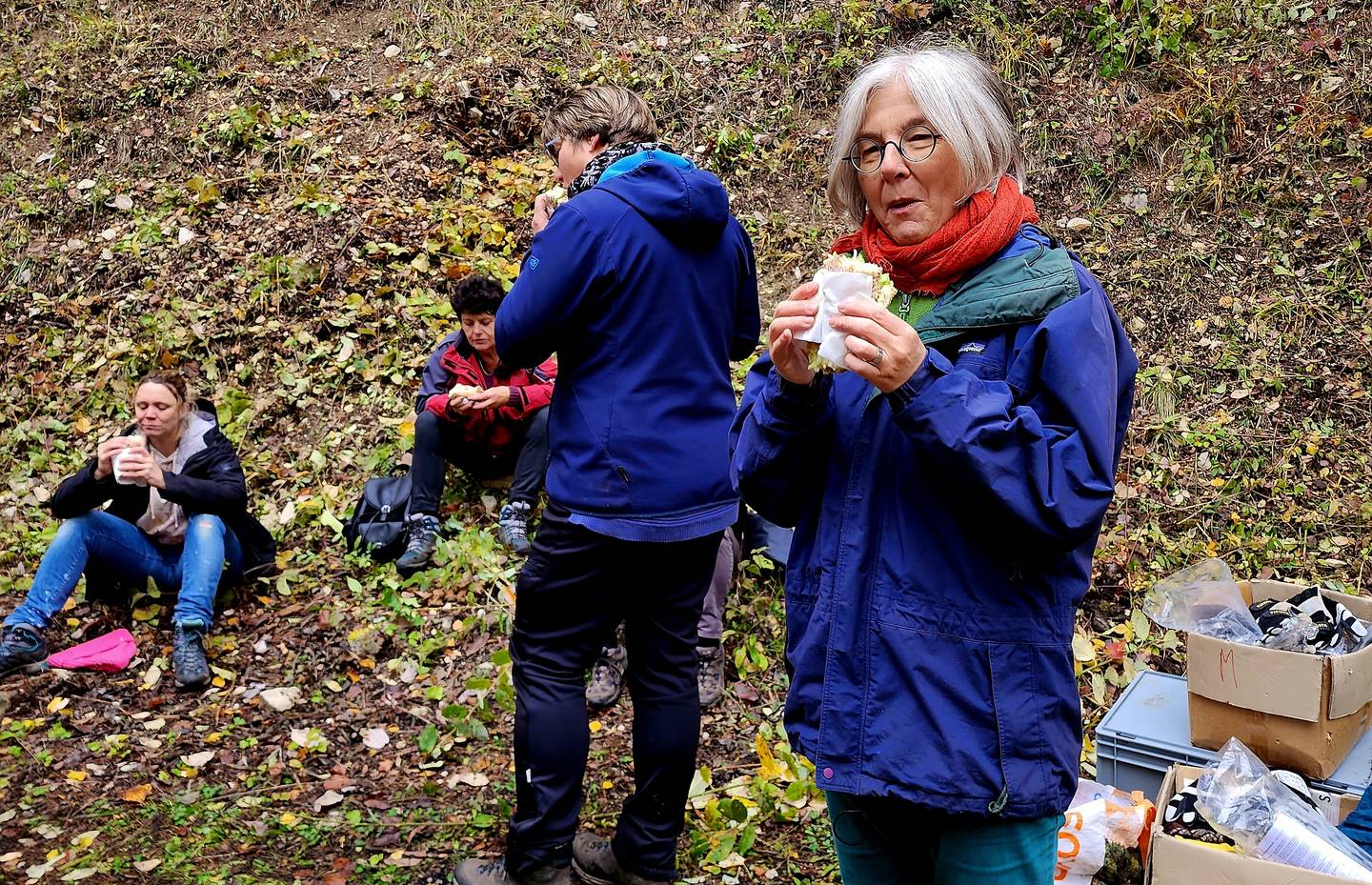 Die Freiwilligen geniessen die Sandwichs